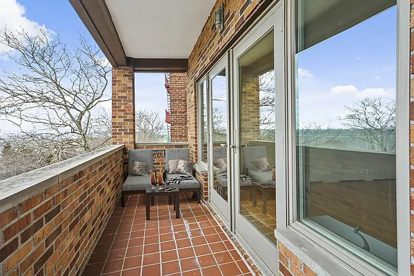 Sold by Daniel Gale Sotheby's International Realty | media 8