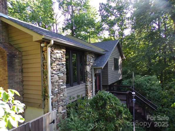 140 Beechwood Cir, Laurel Park, NC 28739