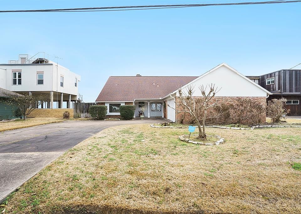 1st image of 206 Bay Colony Dr