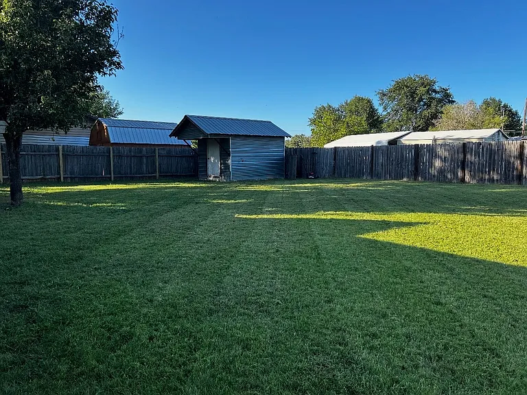 712 Hale St — Photo 3