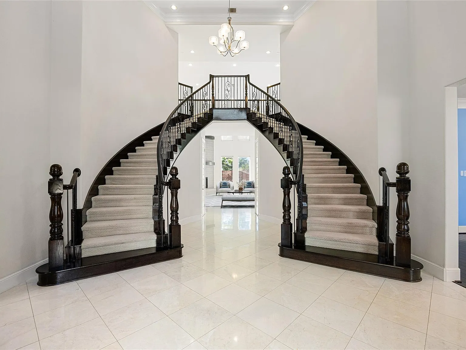 5 bed, 5.5 bath, 6075 sqft, $6,000 — Photo 3
