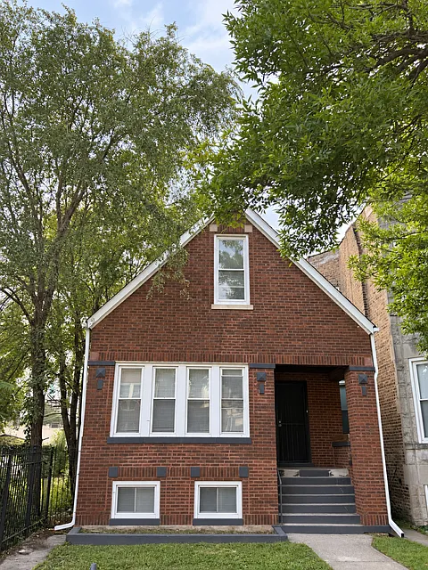 7042 S Vernon Ave