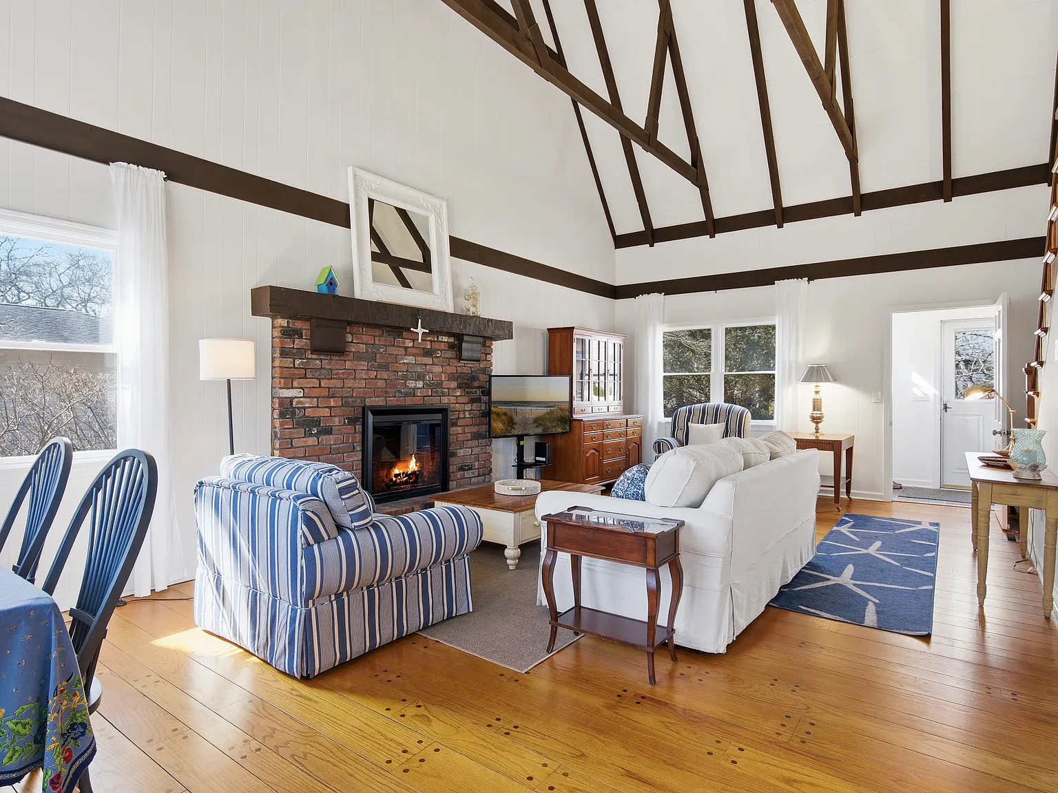 Refined Hampton Bays South Cottage — Photo 3
