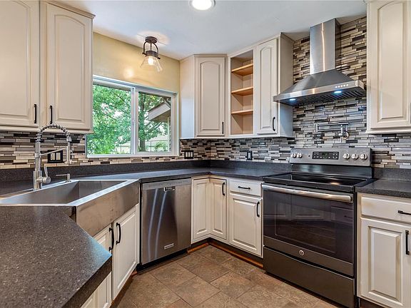 3rd image of 2707 Cree Ct