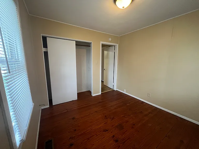 1909 N Janney Ave — Photo 5