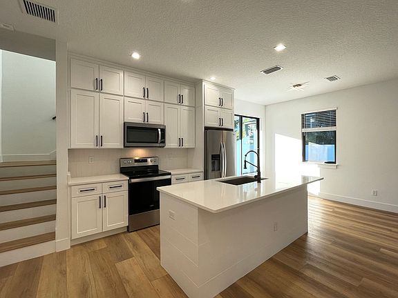 3rd image of 2813 E Central Blvd