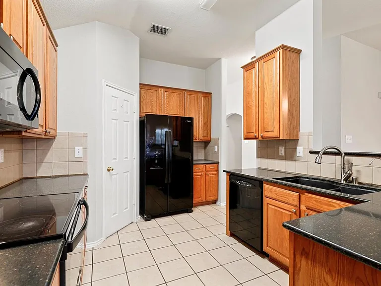 1534 Sleepy Hollow Dr — Photo 11