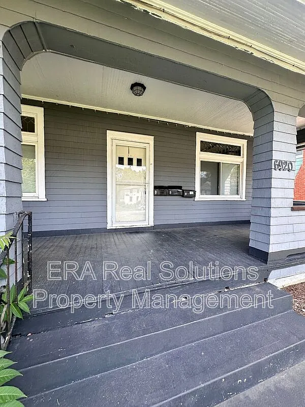 3 bed, 1.0 bath, $1,600 — Photo 2