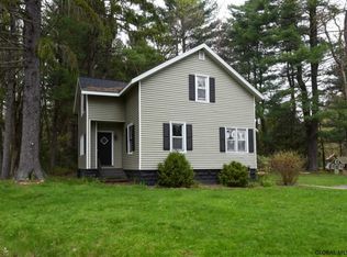 872 Saint Davids Ln, Niskayuna, NY 12309