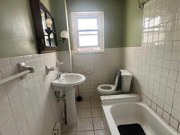 4th image of 934 W 9th St