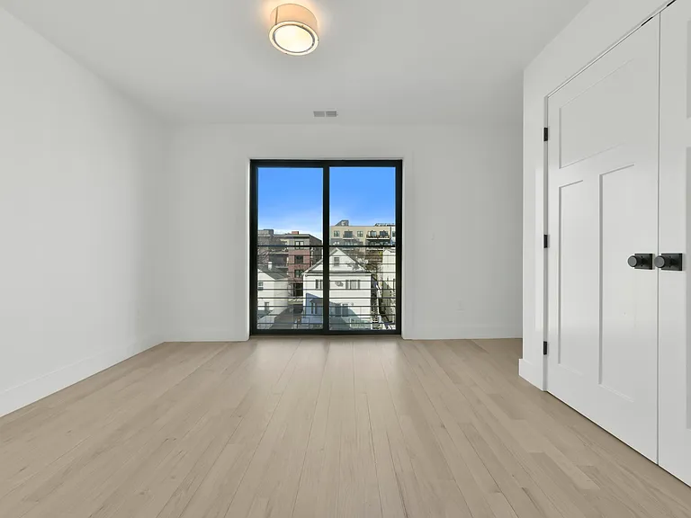280-282 Sumner St #2 — Photo 14