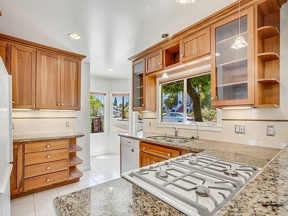 2nd image of 816 Everett Ave