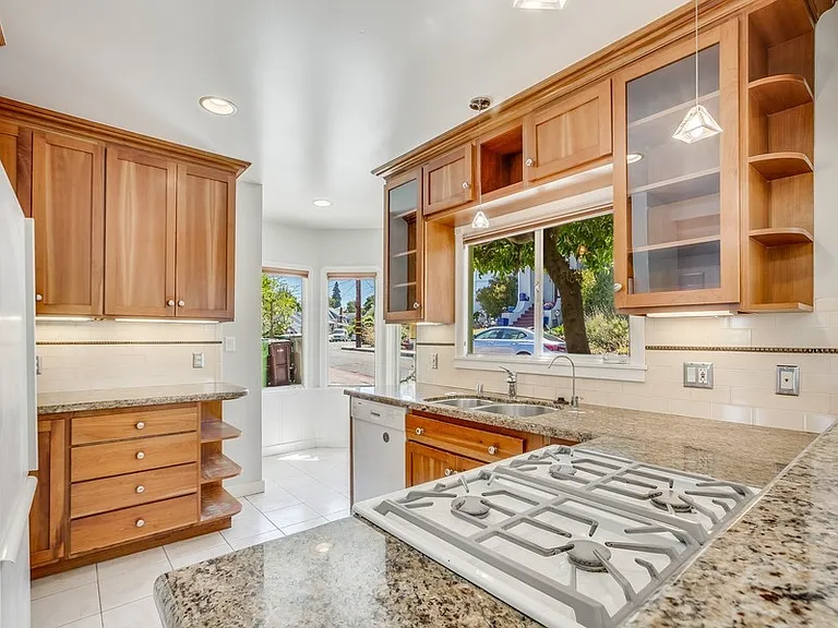 816 Everett Ave — Photo 2