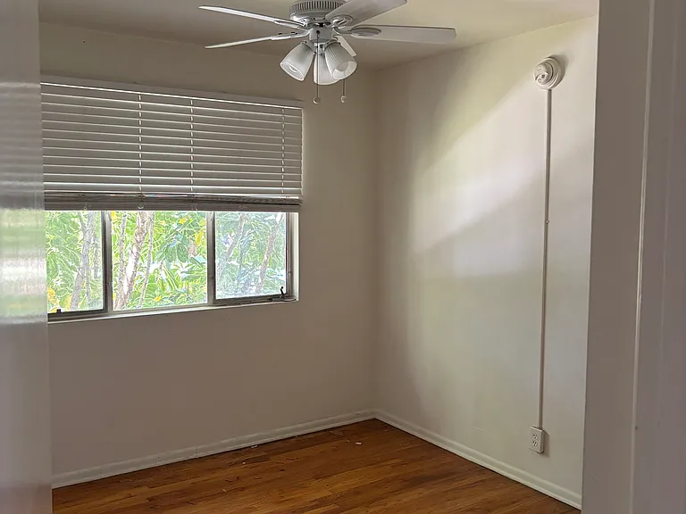 3208 S Barrington Ave #G — Photo 10
