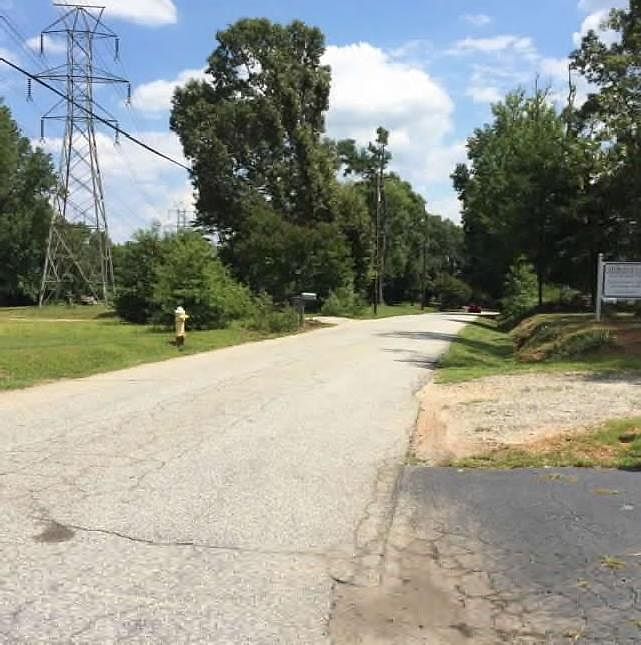 2nd image of 320 White Oak Rd