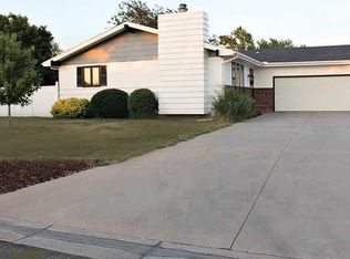 510 Meadowbrook Dr, Newton, KS 67114