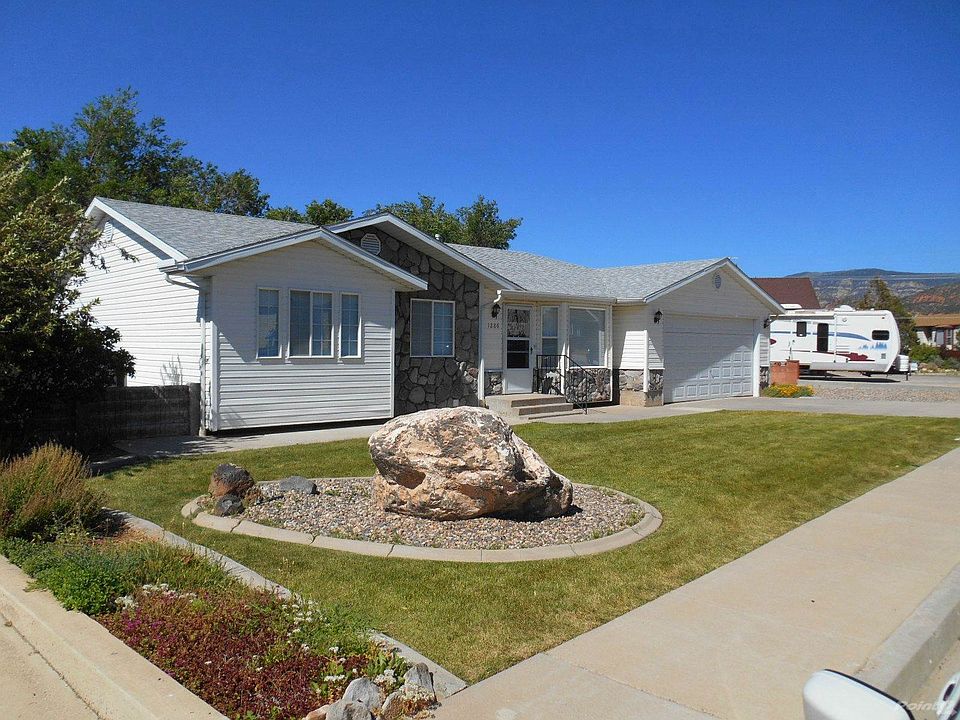 Great South-Facing Home in Cedar Knolls