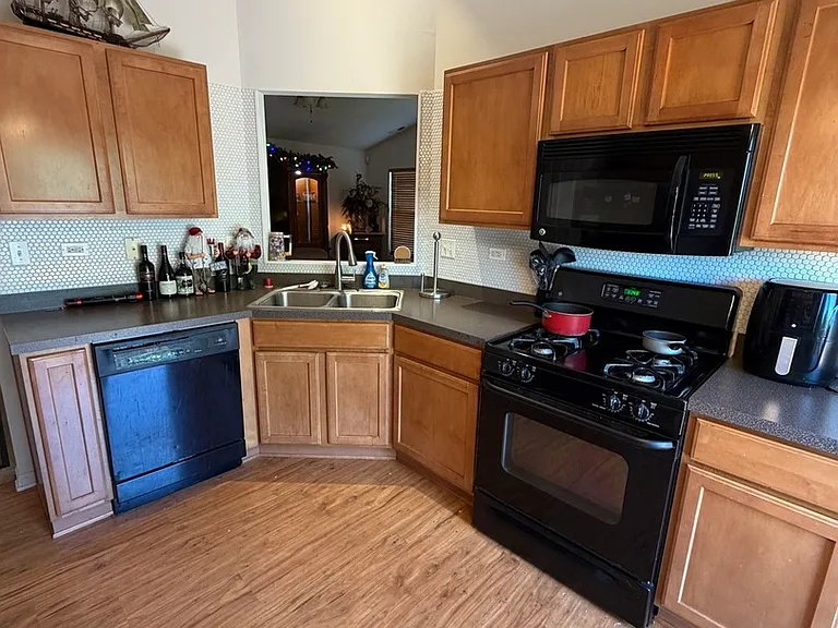 465 Metropolitan St — Photo 2