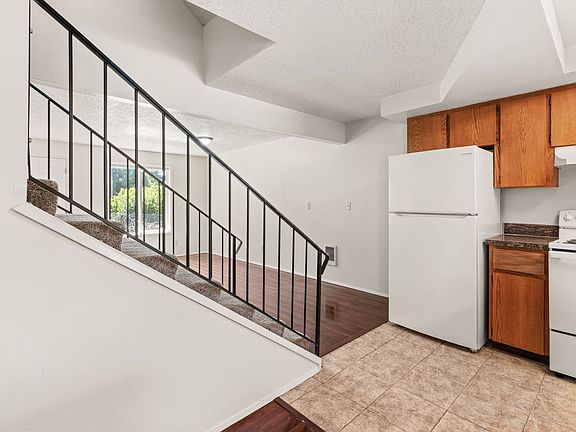 3rd image of 3605 NE 49th St APT 8