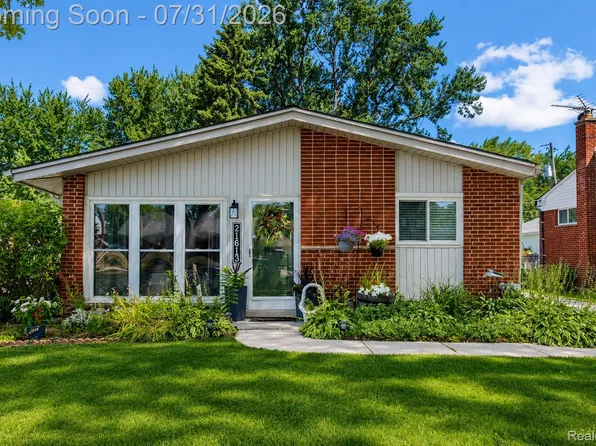 21613 Parkway St, Saint Clair Shores, MI 48082