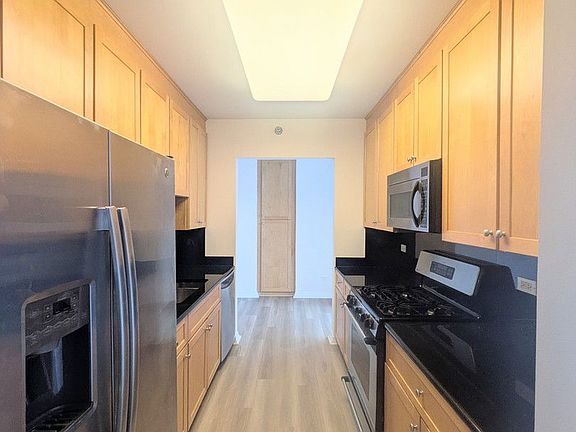 4th image of 33 W Ontario St APT 20F