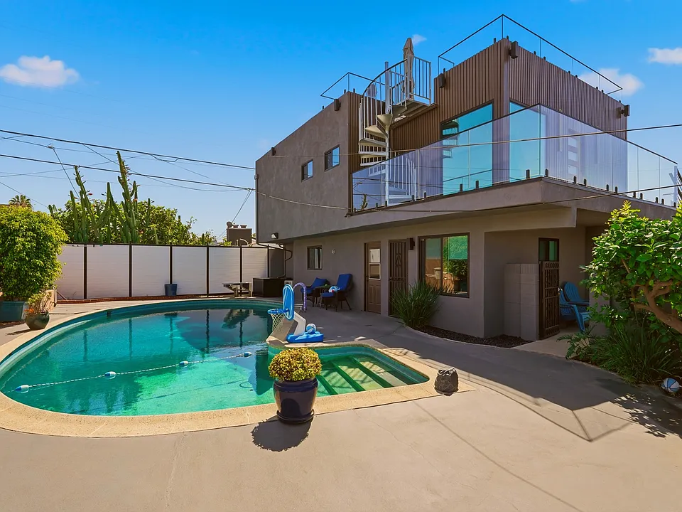 9232 1/2 S 6th Ave