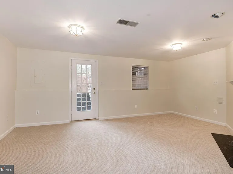 22037 Manning Sq — Photo 39