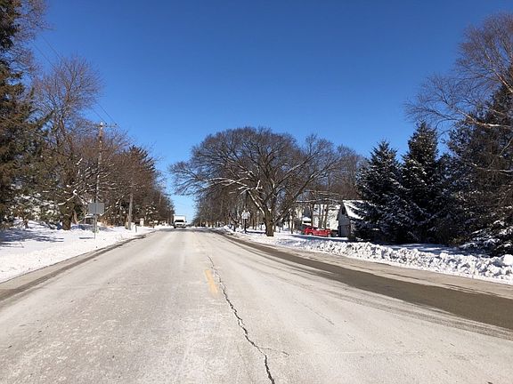 4th image of W330N4211 Lakeland Dr