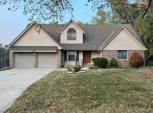 5750 SW Woodbridge Dr, Topeka, KS 66606