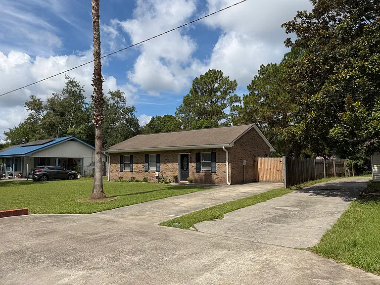 921 Greenbriar Rd — Photo 2