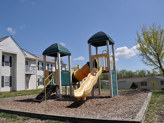 5th image of 32 White Pine Cir APT 200
