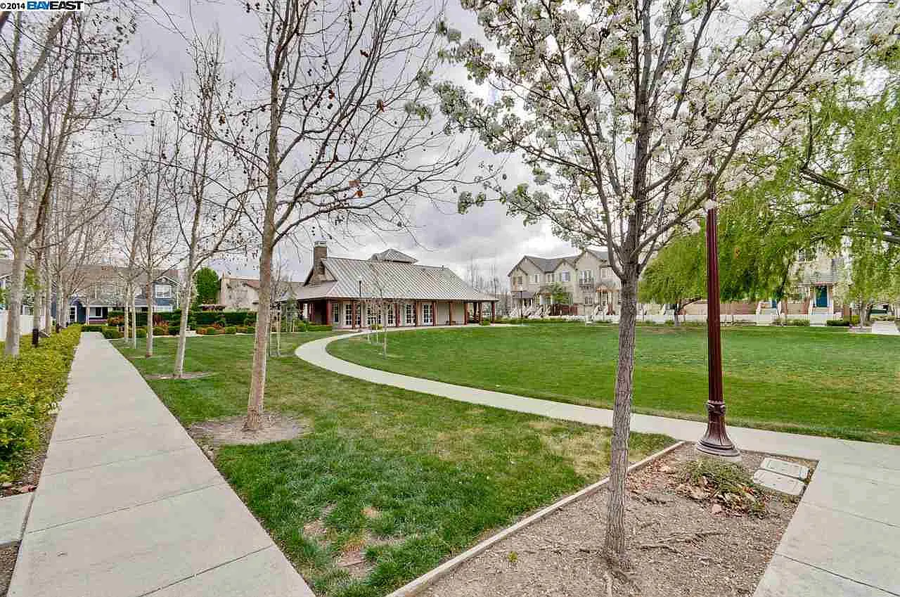 3 bed, 2.5 bath, 1815 sqft, $4,600 — Photo 2