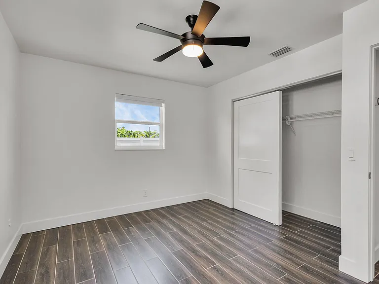 204 W Whitney Dr — Photo 32