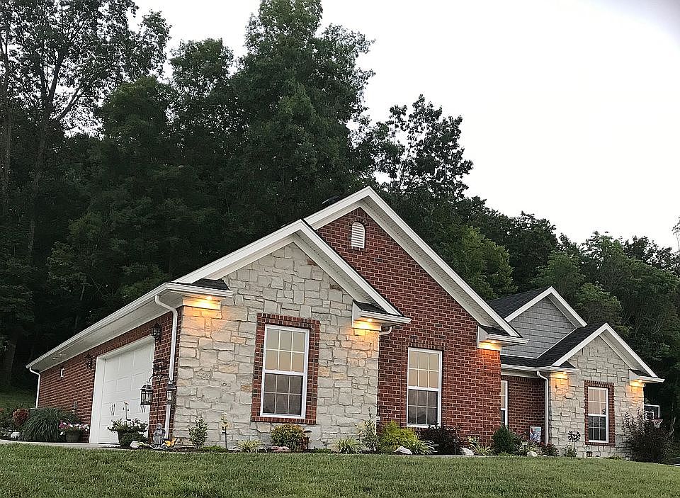 1st image of 2689 Crescent Hill Dr NE