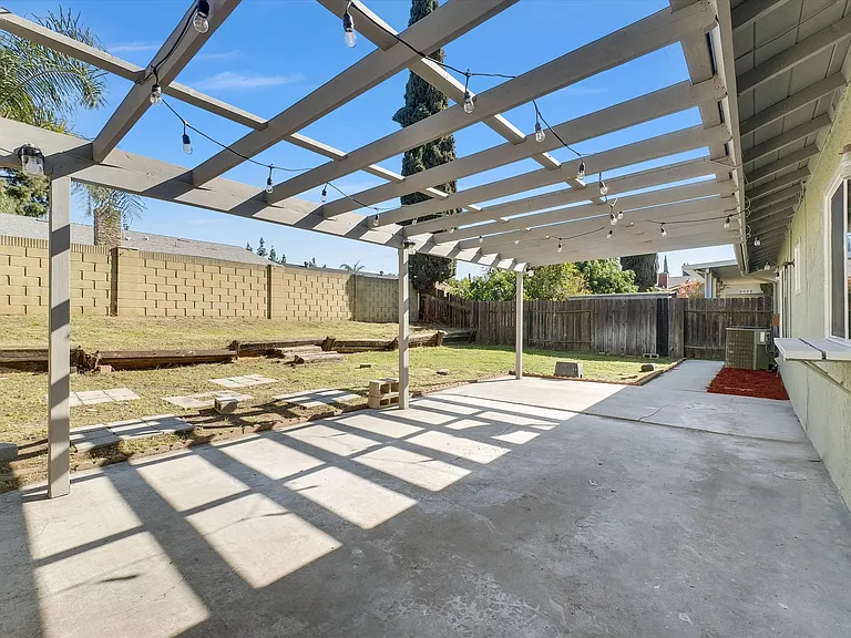 1052 W Quince St — Photo 22