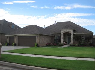 424 SW 28th St, Moore, OK 73160