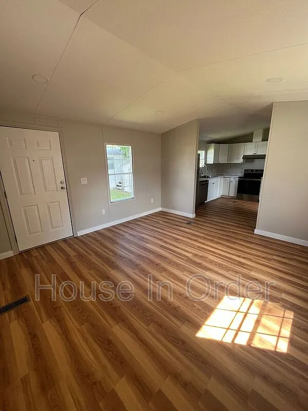 3 bed, 2.0 bath, 980 sqft, $1,595 — Photo 3