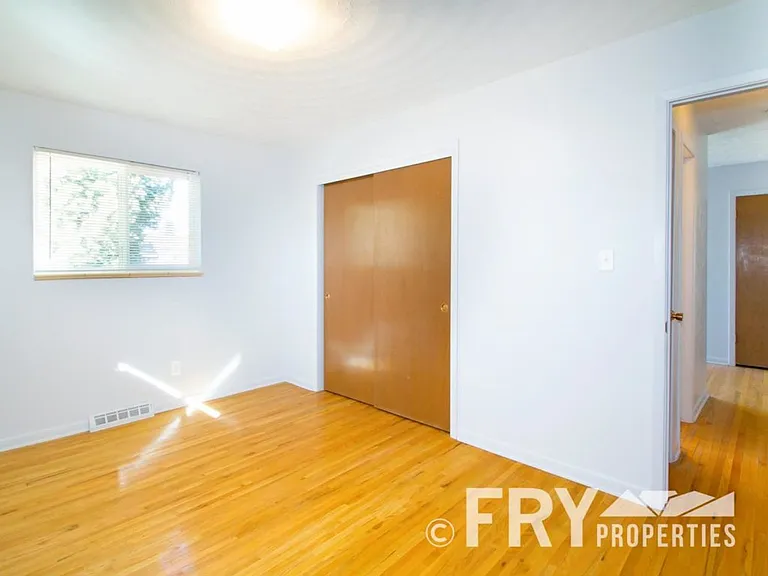 941 W 79th Pl — Photo 18