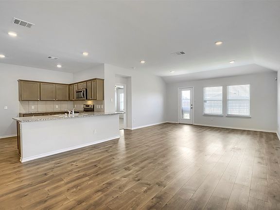 5th image of 3327 Hawkins Dr