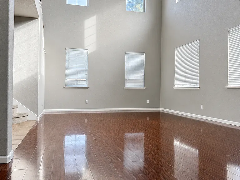 702 Samantha St — Photo 3