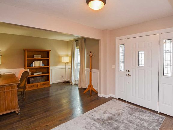 4th image of 584 Woodbine Ct