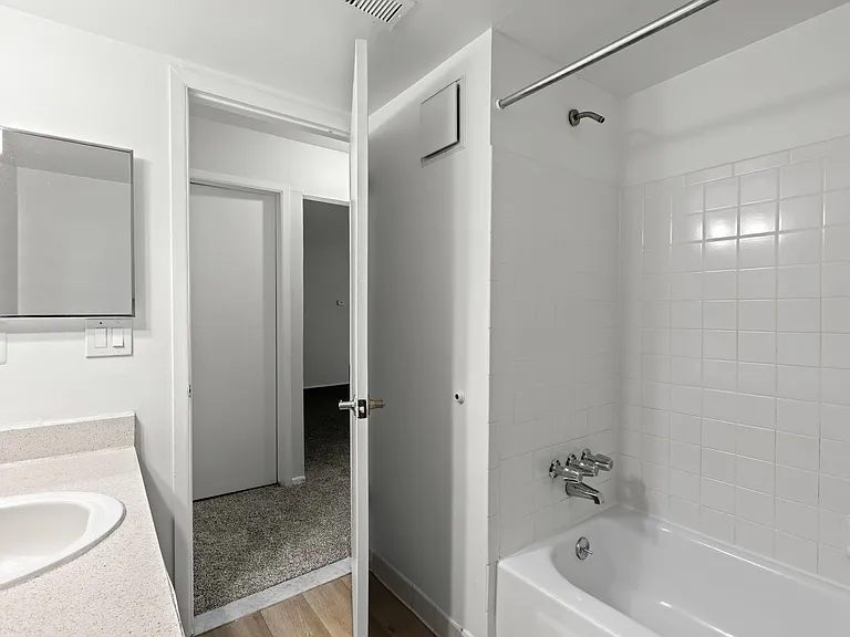 Willow Tree Apartments — Photo 35