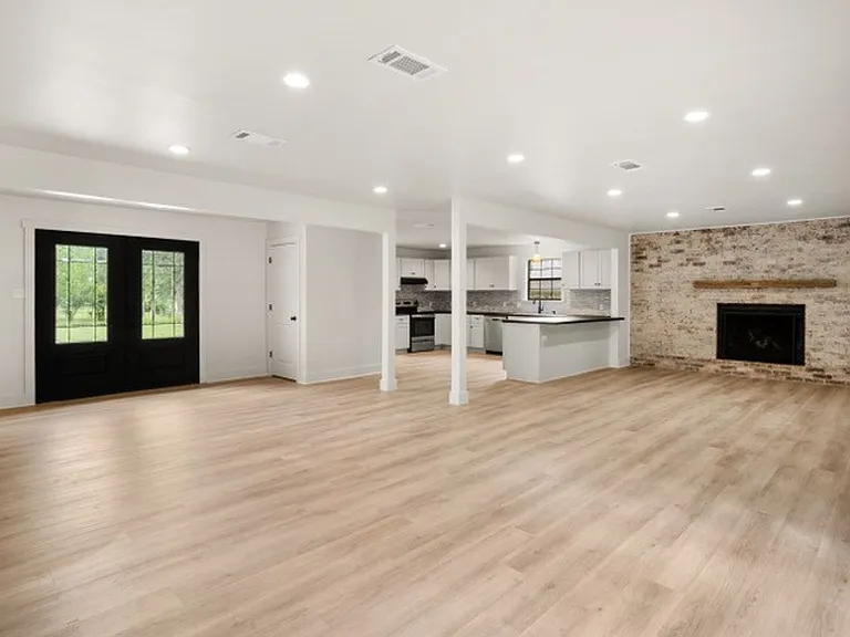 100 Franklin St — Photo 2