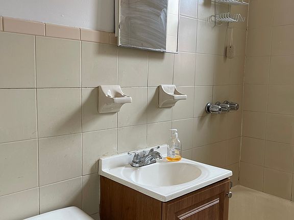 4th image of 30-58 14th St #1R