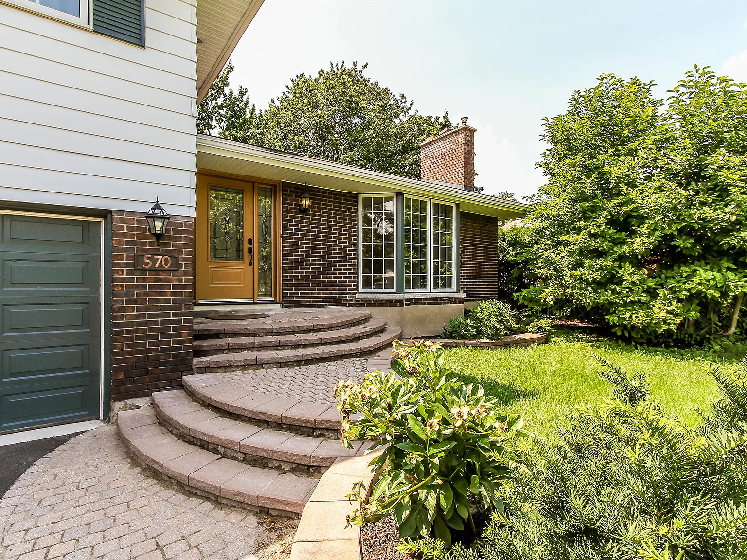 570 Duff Crescent - 1 — Photo 2