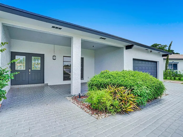 16610 Royal Poinciana Ct — Photo 3