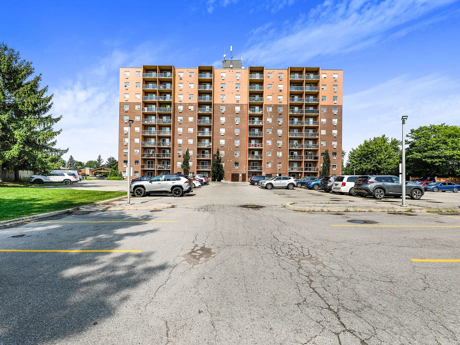 Confederation Place Apartments — Photo 4