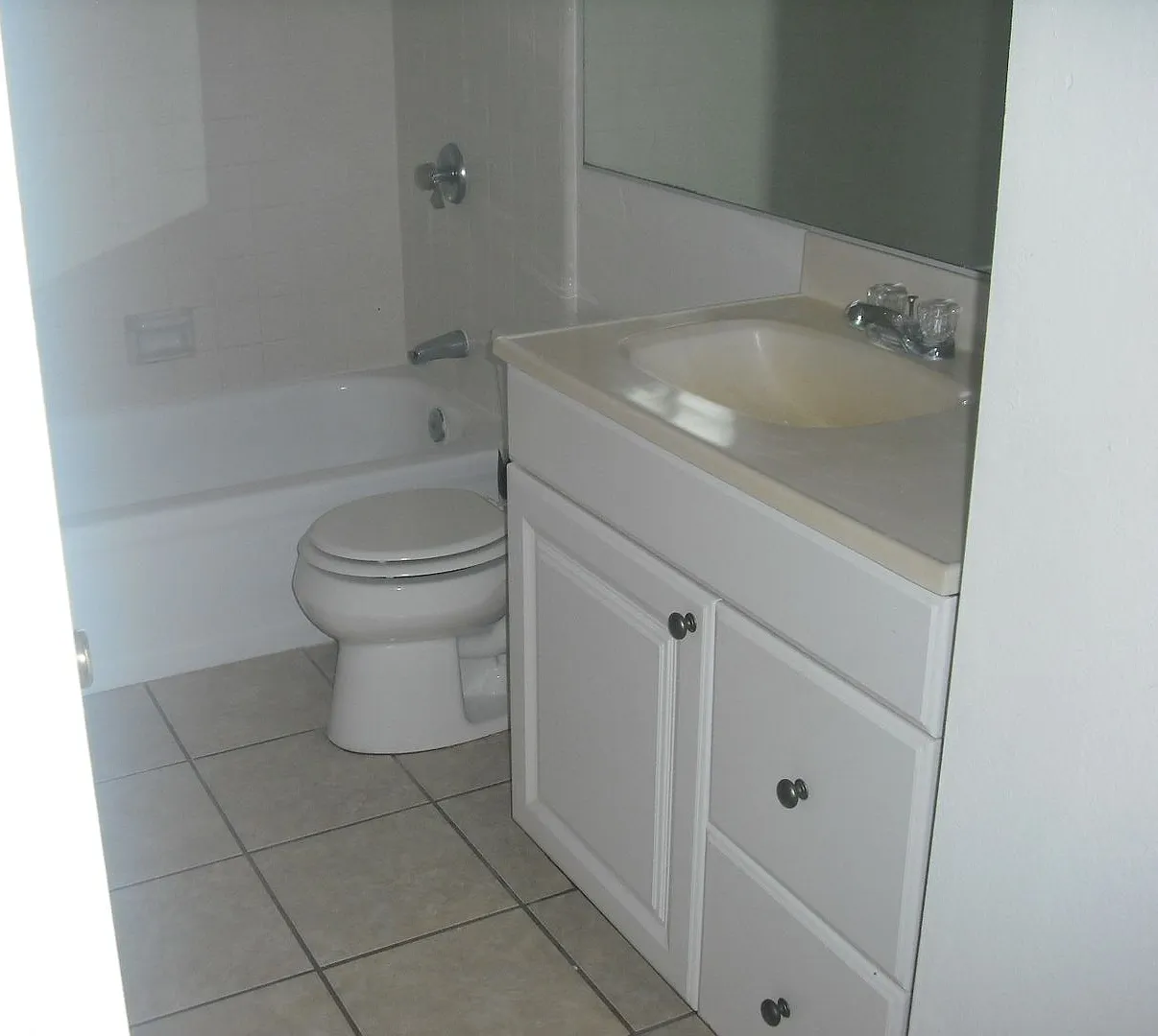 Lovely 2 bedroom Penthouse Condo with garage & pool — Photo 3
