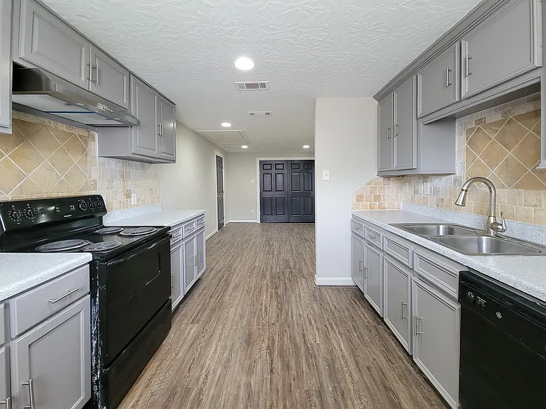 3416 Europa St — Photo 10