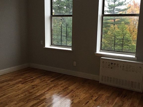 4th image of 932 Bronx Park S APT 3A